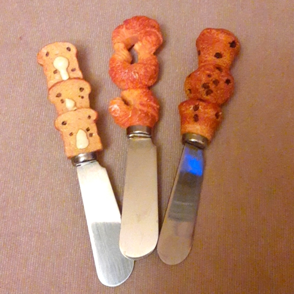 SOLD: Trio of spreading knives